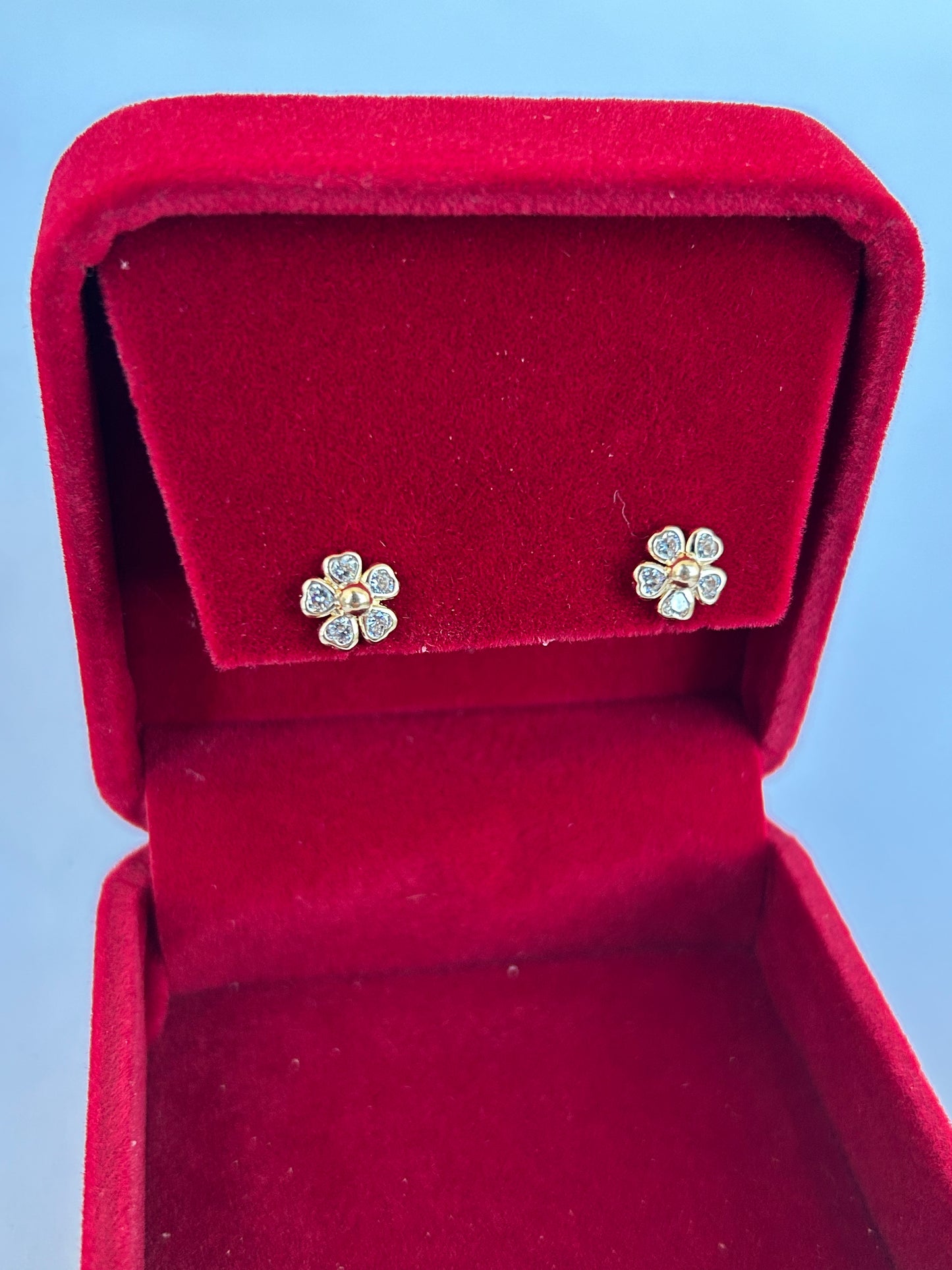 Flower zirconia stud