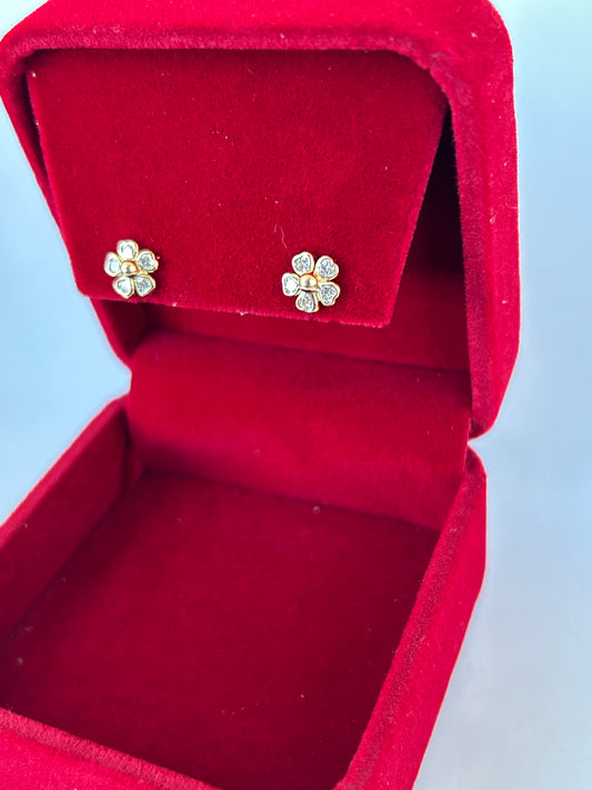 Flower zirconia stud